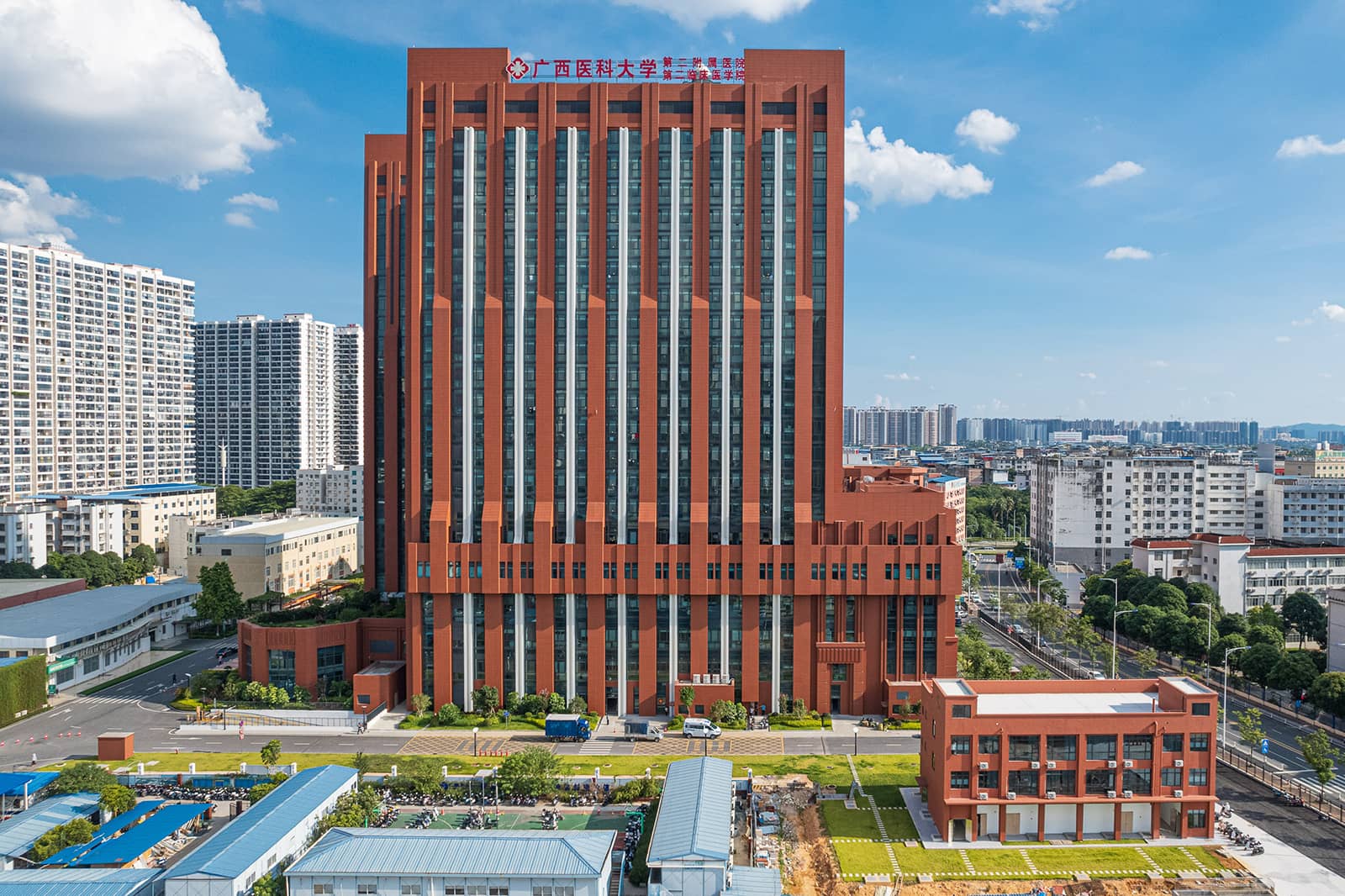 테라코타 외장의 병원 서측면.jpg