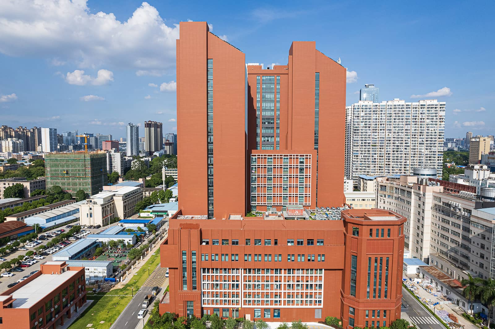 병원 외관의 풍부한 건축적 윤곽.jpg
